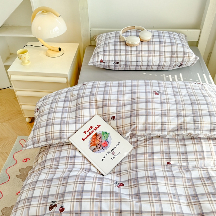 91家纺网 家纺一手货源 找家纺 简冠家纺 2025新款全棉学生三件套宿舍三件套纯棉学生床垫羽丝绒被子被芯 草莓优格