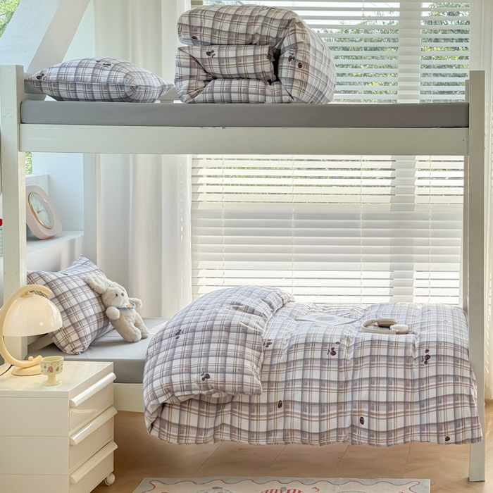 91家纺网 家纺一手货源 找家纺 简冠家纺 2025新款全棉学生三件套宿舍三件套纯棉学生床垫羽丝绒被子被芯 草莓优格