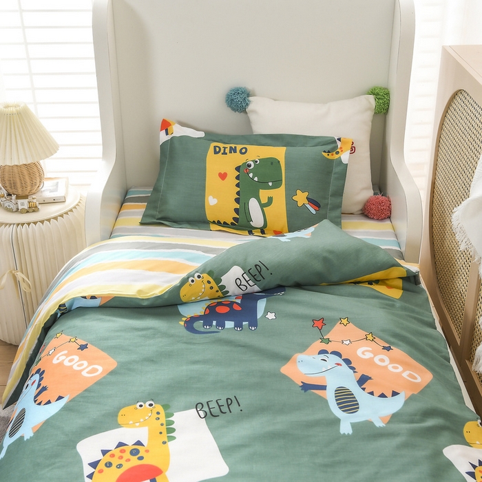 91家纺网 家纺一手货源 找家纺 梵赫 2025新款小版全棉纯棉卡通幼儿园儿童三件套套件 恐龙家族（绿）