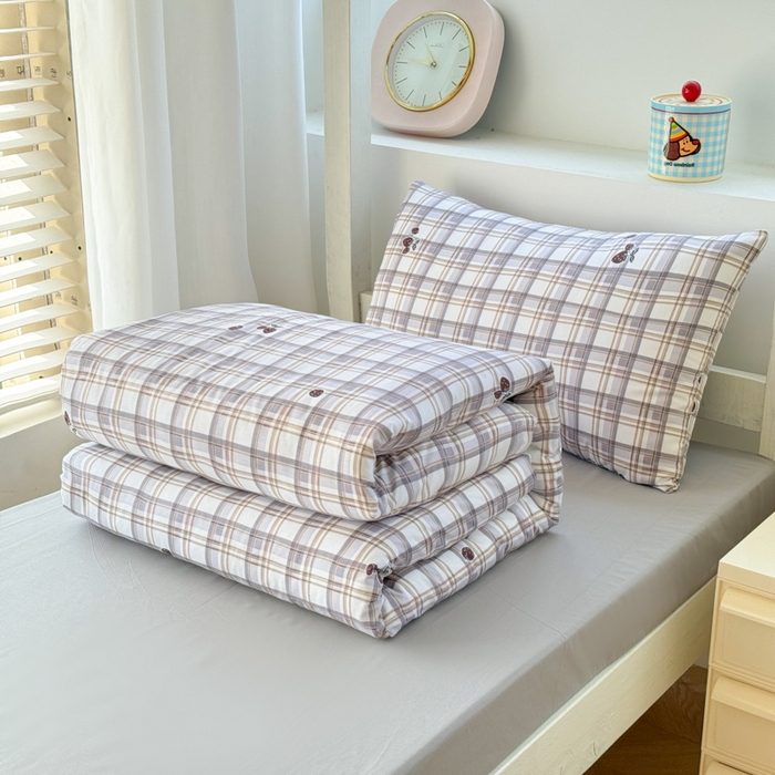 91家纺网 家纺一手货源 找家纺 简冠家纺 2025新款全棉学生三件套宿舍三件套纯棉学生床垫羽丝绒被子被芯 草莓优格