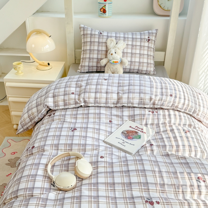 91家纺网 家纺一手货源 找家纺 简冠家纺 2025新款全棉学生三件套宿舍三件套纯棉学生床垫羽丝绒被子被芯 草莓优格