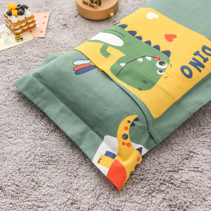 91家纺网 家纺一手货源 找家纺 梵赫 2025新款小版全棉纯棉卡通幼儿园儿童三件套套件 恐龙家族（绿）