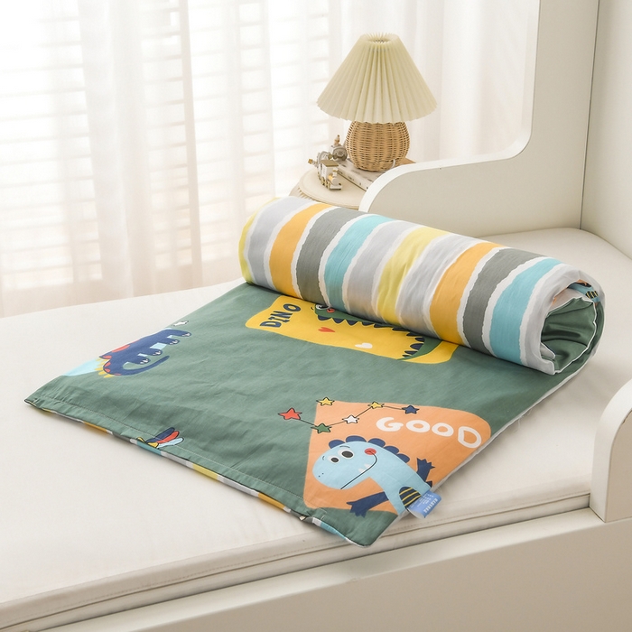 91家纺网 家纺一手货源 找家纺 梵赫 2025新款小版全棉纯棉卡通幼儿园儿童三件套套件 恐龙家族（绿）