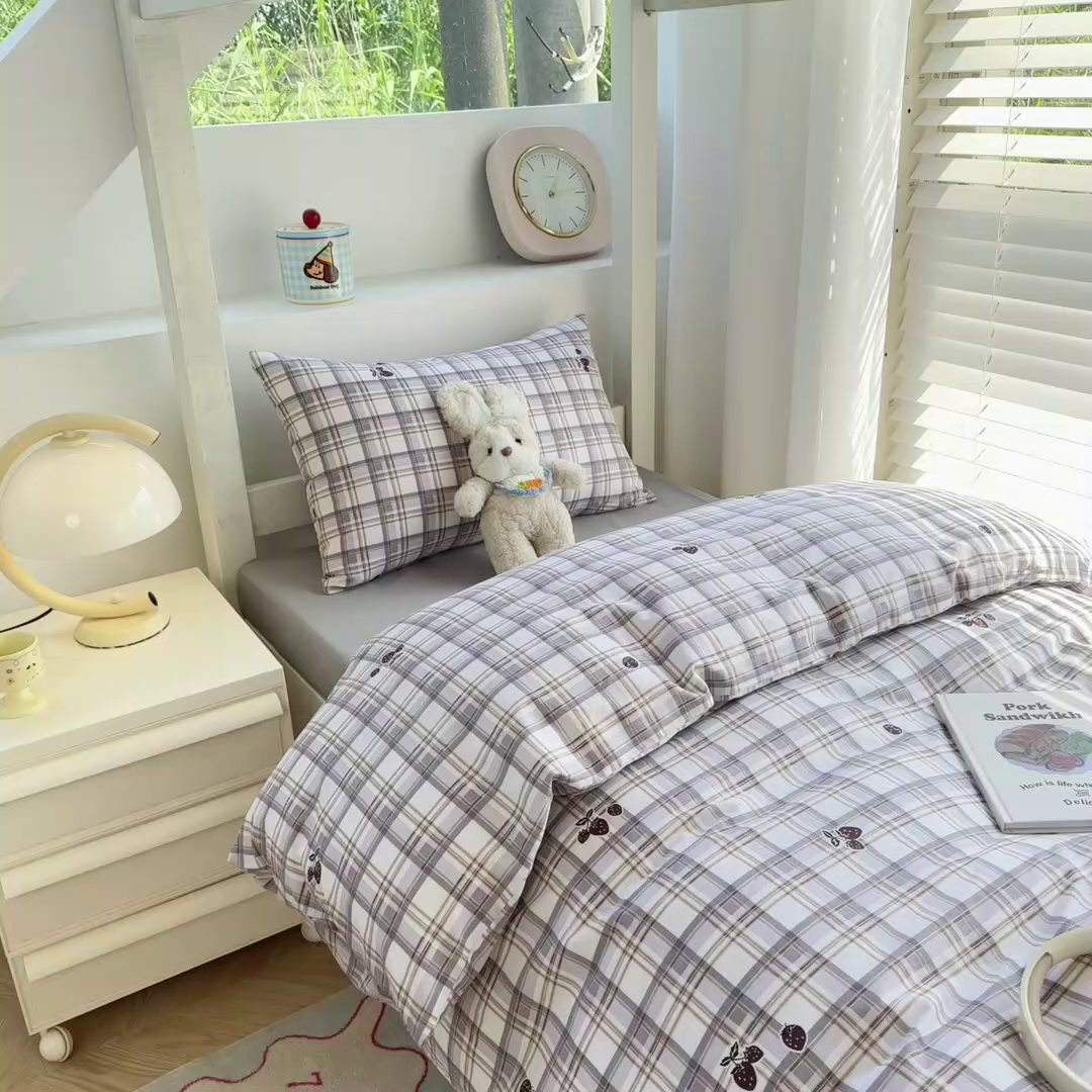 91家纺网 家纺一手货源 找家纺 简冠家纺 2025新款全棉学生三件套宿舍三件套纯棉学生床垫羽丝绒被子被芯 草莓优格