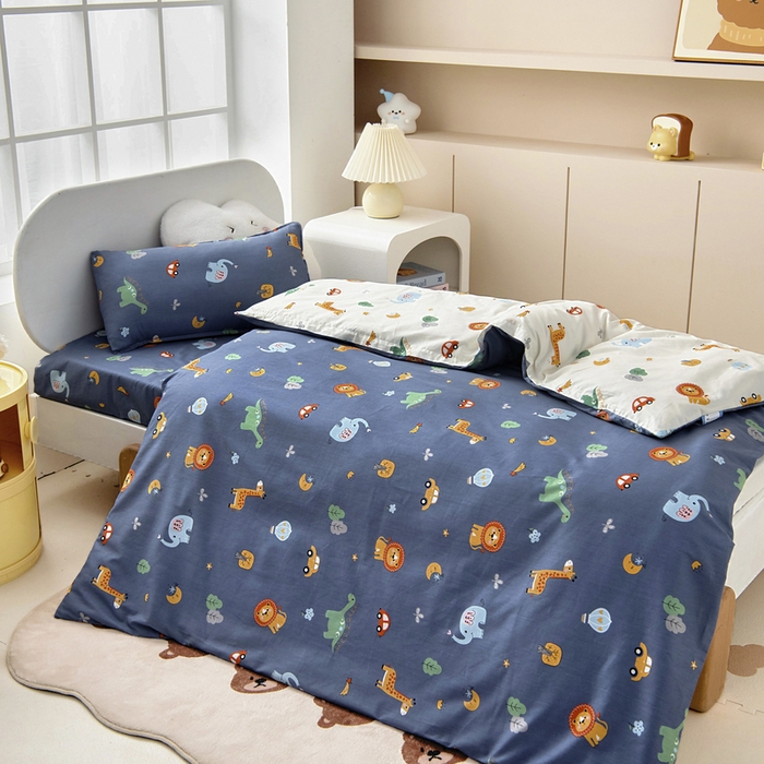 91家纺网 家纺一手货源 找家纺 梵赫 2025新款小版全棉纯棉卡通幼儿园儿童三件套套件 快乐动物园