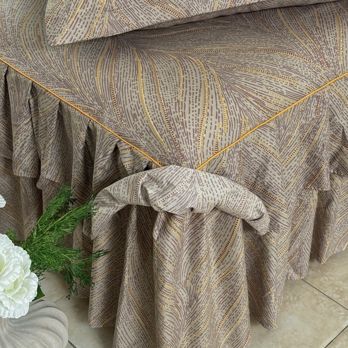 91家纺网 家纺一手货源 找家纺 雨田2025新款夹棉印花床裙 千山万水棕