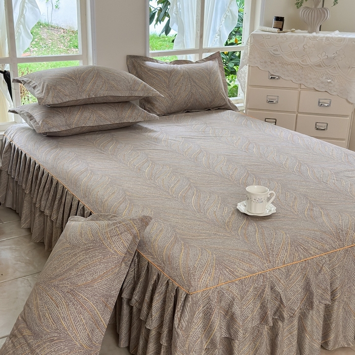 91家纺网 家纺一手货源 找家纺 雨田2025新款夹棉印花床裙 千山万水棕