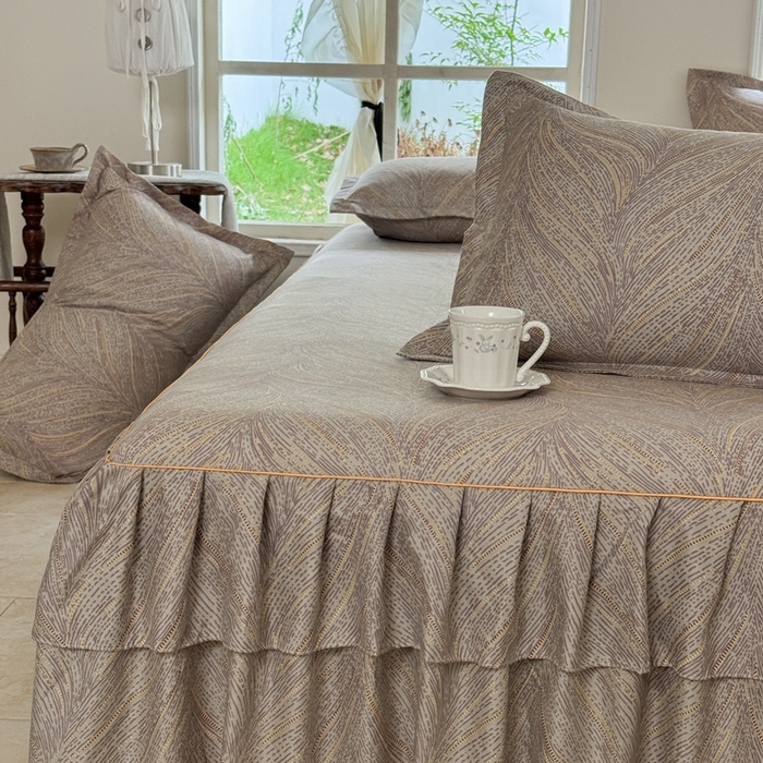 91家纺网 家纺一手货源 找家纺 雨田2025新款夹棉印花床裙 千山万水棕