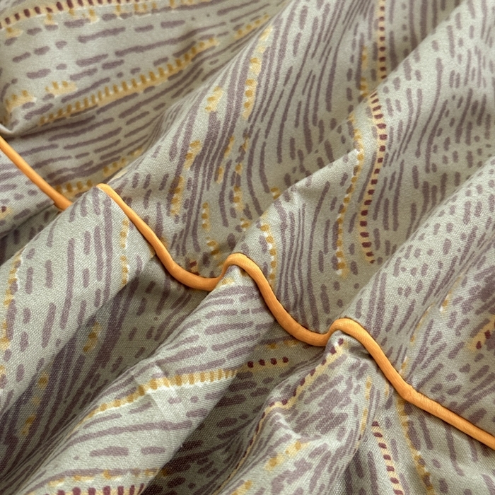 91家纺网 家纺一手货源 找家纺 雨田2025新款夹棉印花床裙 千山万水棕