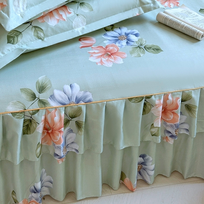 91家纺网 家纺一手货源 找家纺 雨田2025新款夹棉印花床裙 诗情画意绿