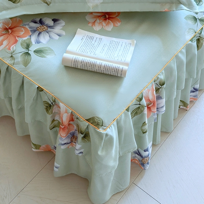 91家纺网 家纺一手货源 找家纺 雨田2025新款夹棉印花床裙 诗情画意绿