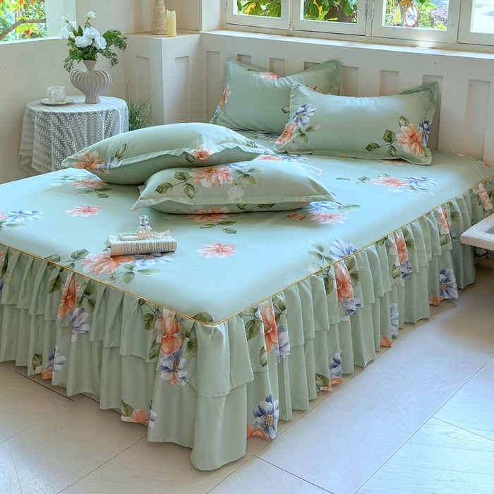 91家纺网 家纺一手货源 找家纺 雨田2025新款夹棉印花床裙 诗情画意绿