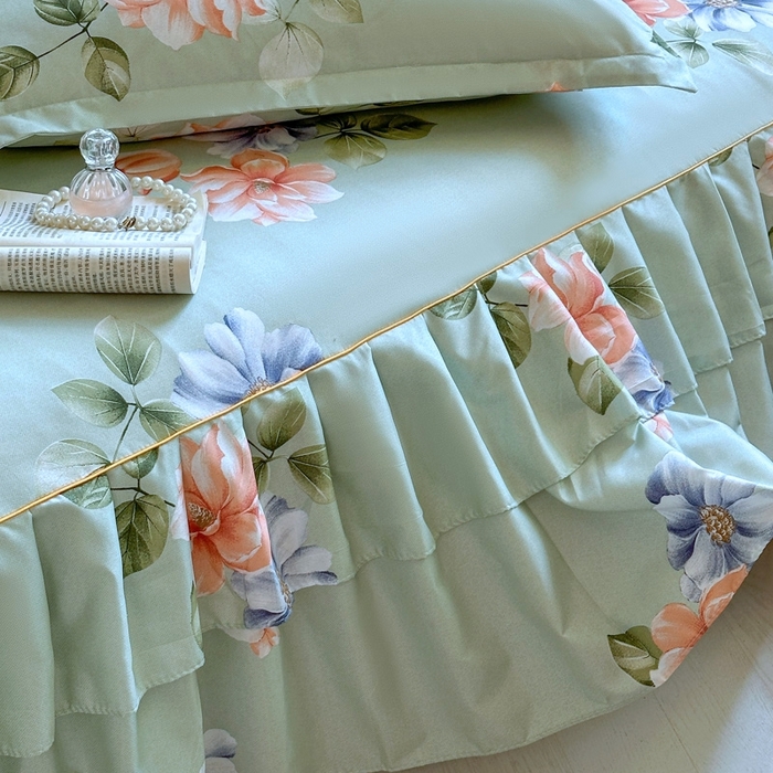 91家纺网 家纺一手货源 找家纺 雨田2025新款夹棉印花床裙 诗情画意绿