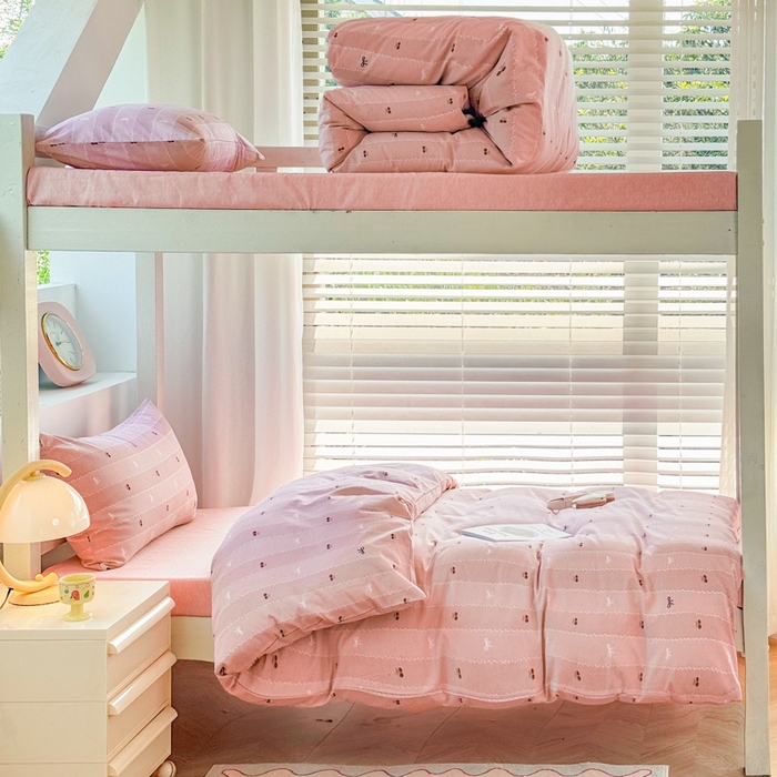 91家纺网 家纺一手货源 找家纺 简冠家纺 2025新款全棉学生三件套宿舍三件套纯棉学生床垫羽丝绒被子被芯 可可生活-红