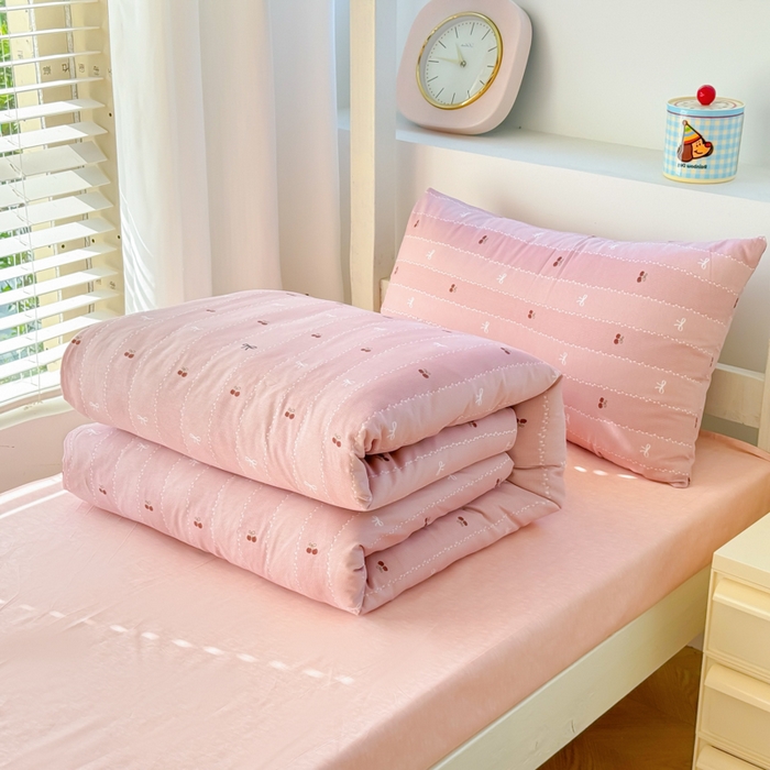 91家纺网 家纺一手货源 找家纺 简冠家纺 2025新款全棉学生三件套宿舍三件套纯棉学生床垫羽丝绒被子被芯 可可生活-红