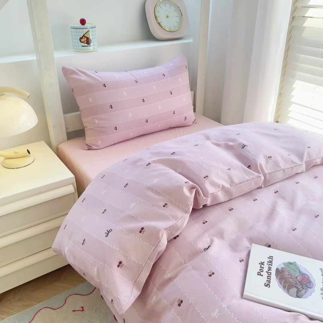 91家纺网 家纺一手货源 找家纺 简冠家纺 2025新款全棉学生三件套宿舍三件套纯棉学生床垫羽丝绒被子被芯 可可生活-红