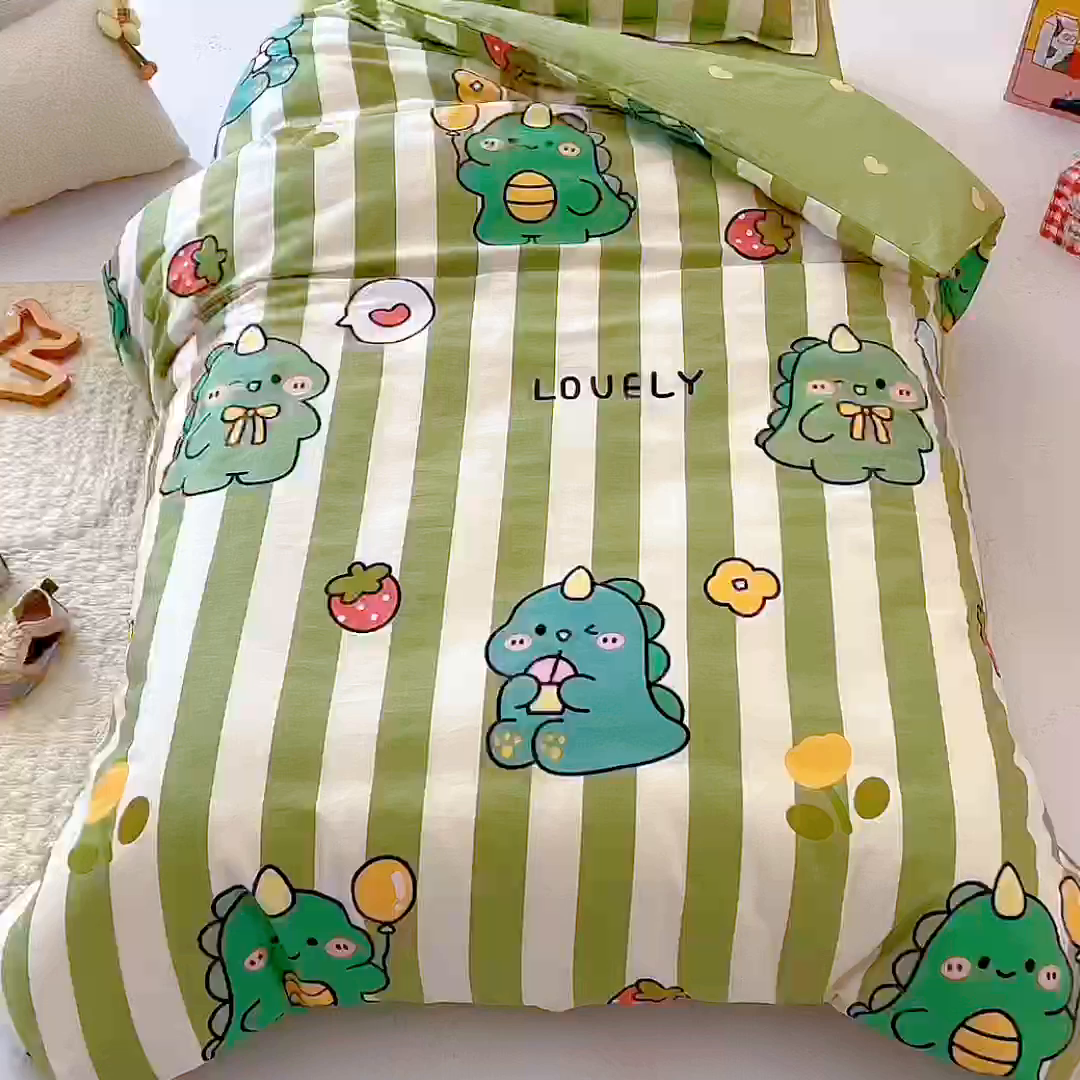 91家纺网 家纺一手货源 找家纺 梵赫 2025新款小版全棉纯棉卡通幼儿园儿童三件套套件 趣味恐龙