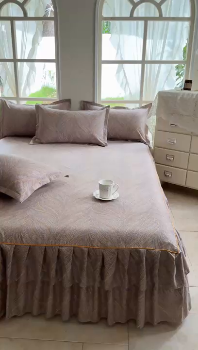 91家纺网 家纺一手货源 找家纺 雨田2025新款夹棉印花床裙 千山万水棕