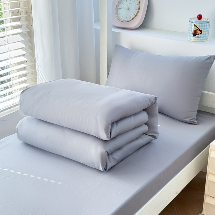 91家纺网 家纺一手货源 找家纺 简冠家纺 2025新款全棉学生三件套宿舍三件套纯棉学生床垫羽丝绒被子被芯 浅灰