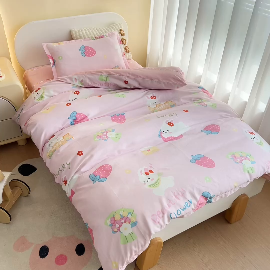 91家纺网 家纺一手货源 找家纺 梵赫 2025新款小版全棉纯棉卡通幼儿园儿童三件套套件 幸运草莓兔