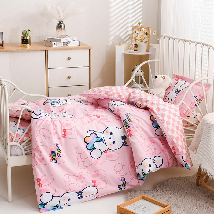 91家纺网 家纺一手货源 找家纺 梵赫 2025新款小版全棉纯棉卡通幼儿园儿童三件套套件 幸运兔