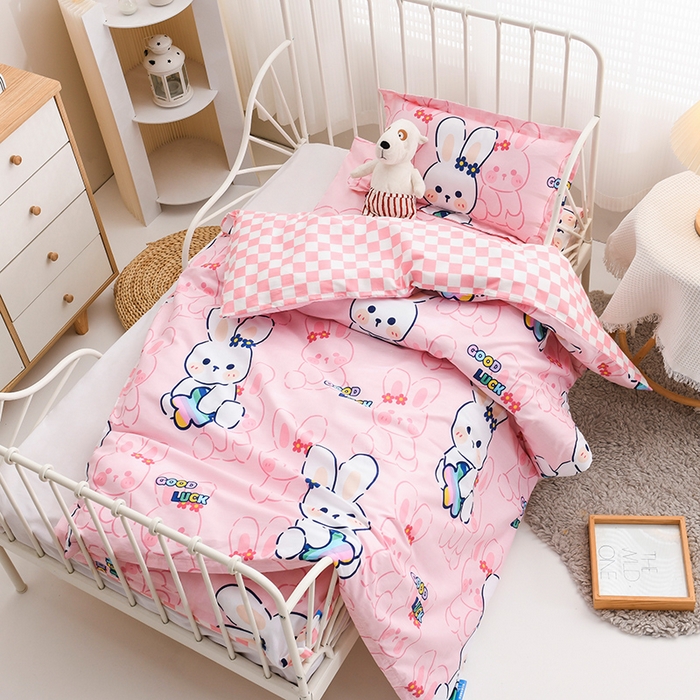 91家纺网 家纺一手货源 找家纺 梵赫 2025新款小版全棉纯棉卡通幼儿园儿童三件套套件 幸运兔