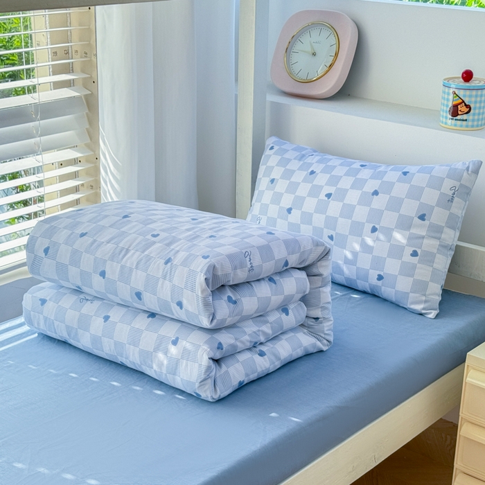 91家纺网 家纺一手货源 找家纺 简冠家纺 2025新款全棉学生三件套宿舍三件套纯棉学生床垫羽丝绒被子被芯 心心相印