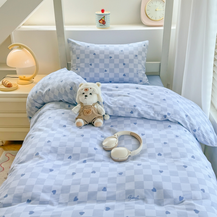 91家纺网 家纺一手货源 找家纺 简冠家纺 2025新款全棉学生三件套宿舍三件套纯棉学生床垫羽丝绒被子被芯 心心相印