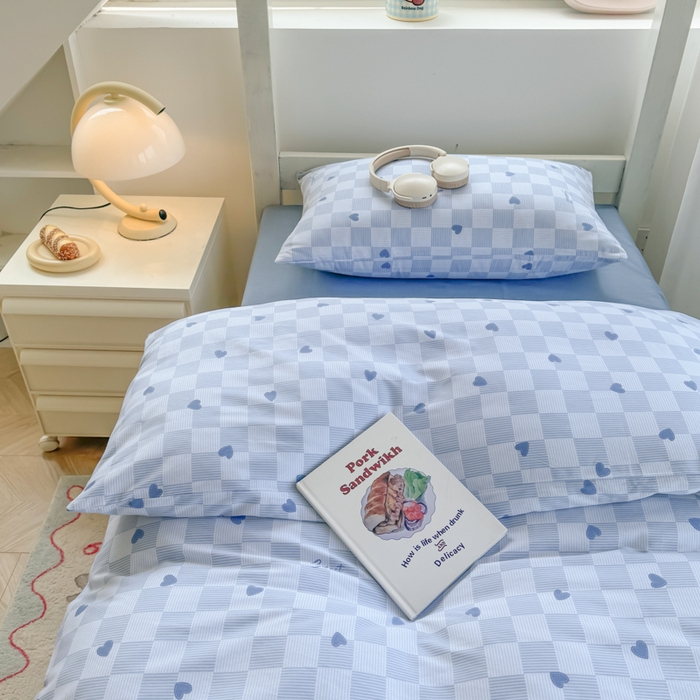 91家纺网 家纺一手货源 找家纺 简冠家纺 2025新款全棉学生三件套宿舍三件套纯棉学生床垫羽丝绒被子被芯 心心相印