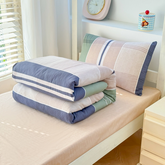 91家纺网 家纺一手货源 找家纺 简冠家纺 2025新款全棉学生三件套宿舍三件套纯棉学生床垫羽丝绒被子被芯 伊拉小镇-绿