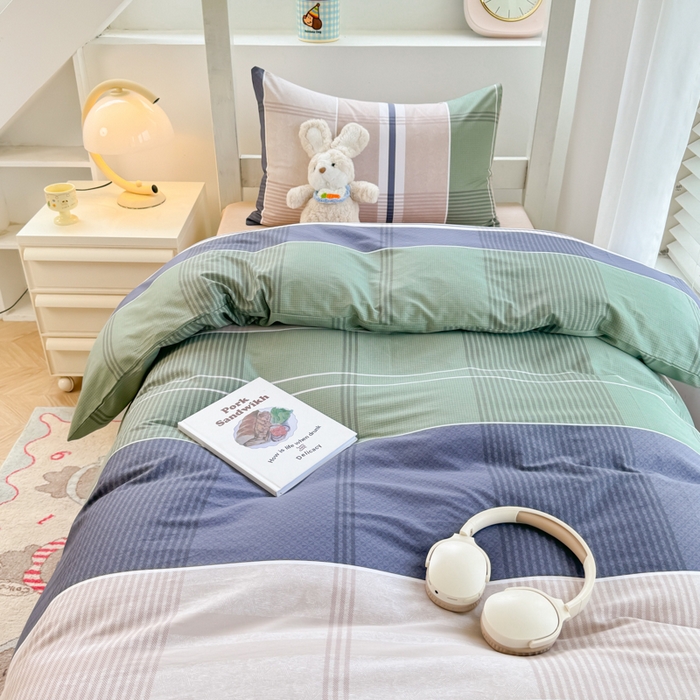 91家纺网 家纺一手货源 找家纺 简冠家纺 2025新款全棉学生三件套宿舍三件套纯棉学生床垫羽丝绒被子被芯 伊拉小镇-绿