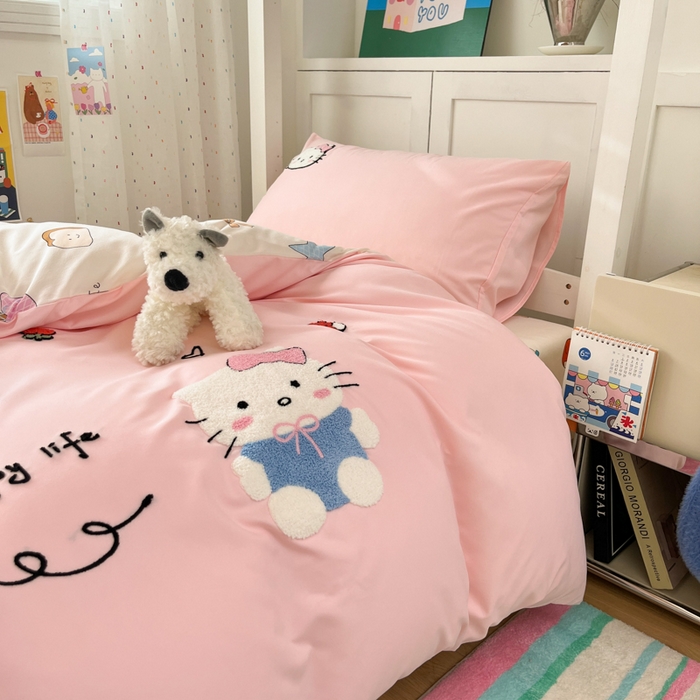 91家纺网 家纺一手货源 找家纺 如一 2025新款A类卡通毛巾绣水洗云朵棉学生宿舍床三件套 乖巧猫