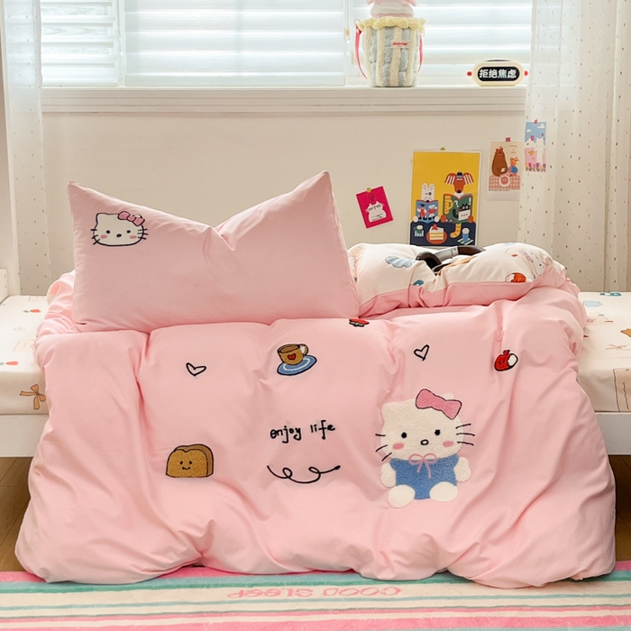 91家纺网 家纺一手货源 找家纺 如一 2025新款A类卡通毛巾绣水洗云朵棉学生宿舍床三件套 乖巧猫