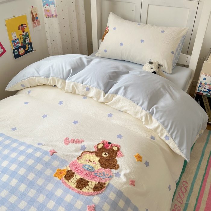 91家纺网 家纺一手货源 找家纺 如一 2025新款A类卡通毛巾绣水洗云朵棉学生宿舍床三件套 蛋糕熊