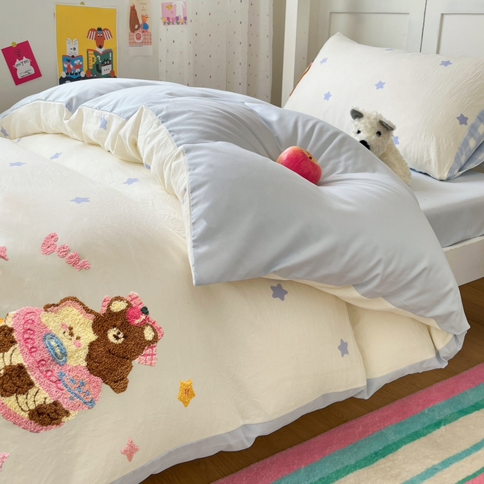 91家纺网 家纺一手货源 找家纺 如一 2025新款A类卡通毛巾绣水洗云朵棉学生宿舍床三件套 蛋糕熊