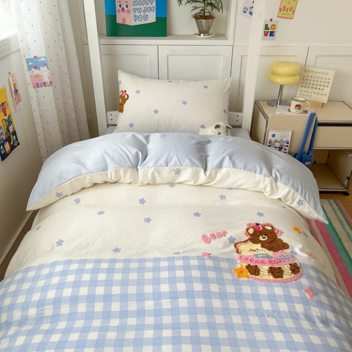 91家纺网 家纺一手货源 找家纺 如一 2025新款A类卡通毛巾绣水洗云朵棉学生宿舍床三件套 蛋糕熊