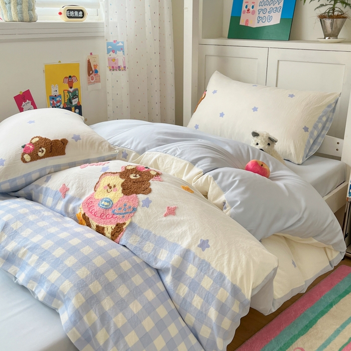 91家纺网 家纺一手货源 找家纺 如一 2025新款A类卡通毛巾绣水洗云朵棉学生宿舍床三件套 蛋糕熊