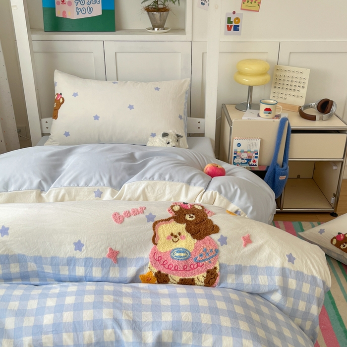 91家纺网 家纺一手货源 找家纺 如一 2025新款A类卡通毛巾绣水洗云朵棉学生宿舍床三件套 蛋糕熊