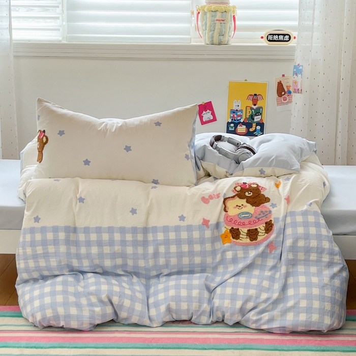 91家纺网 家纺一手货源 找家纺 如一 2025新款A类卡通毛巾绣水洗云朵棉学生宿舍床三件套 蛋糕熊