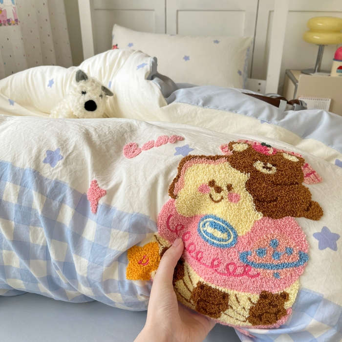 91家纺网 家纺一手货源 找家纺 如一 2025新款A类卡通毛巾绣水洗云朵棉学生宿舍床三件套 蛋糕熊