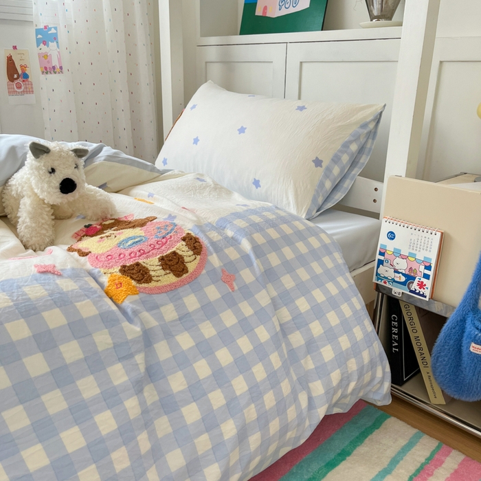 91家纺网 家纺一手货源 找家纺 如一 2025新款A类卡通毛巾绣水洗云朵棉学生宿舍床三件套 蛋糕熊