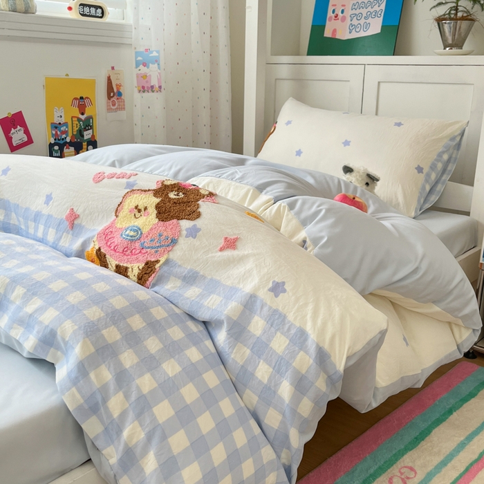 91家纺网 家纺一手货源 找家纺 如一 2025新款A类卡通毛巾绣水洗云朵棉学生宿舍床三件套 蛋糕熊