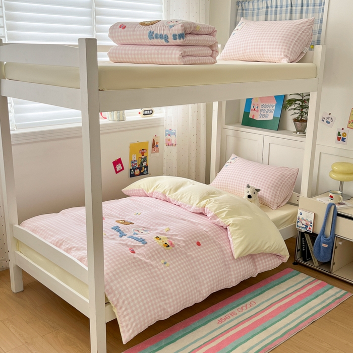 91家纺网 家纺一手货源 找家纺 如一 2025新款A类卡通毛巾绣水洗云朵棉学生宿舍床三件套 好朋友