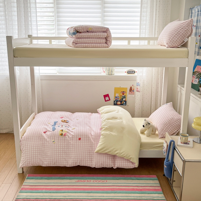 91家纺网 家纺一手货源 找家纺 如一 2025新款A类卡通毛巾绣水洗云朵棉学生宿舍床三件套 好朋友