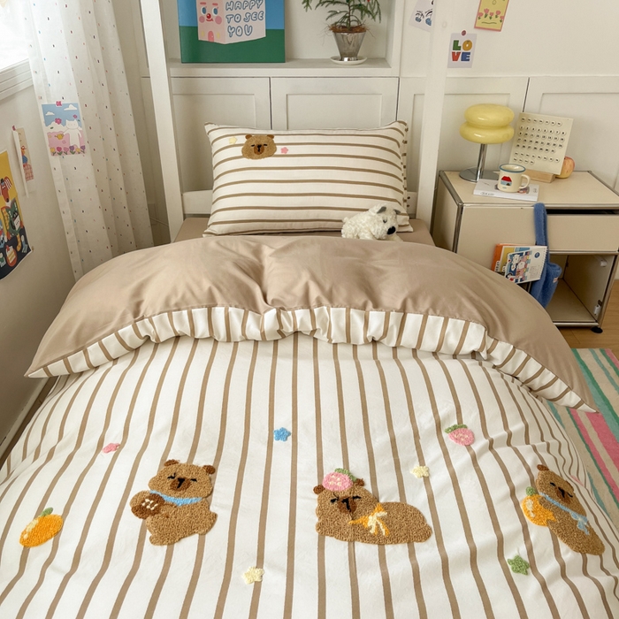 91家纺网 家纺一手货源 找家纺 如一 2025新款A类卡通毛巾绣水洗云朵棉学生宿舍床三件套 卡皮拉