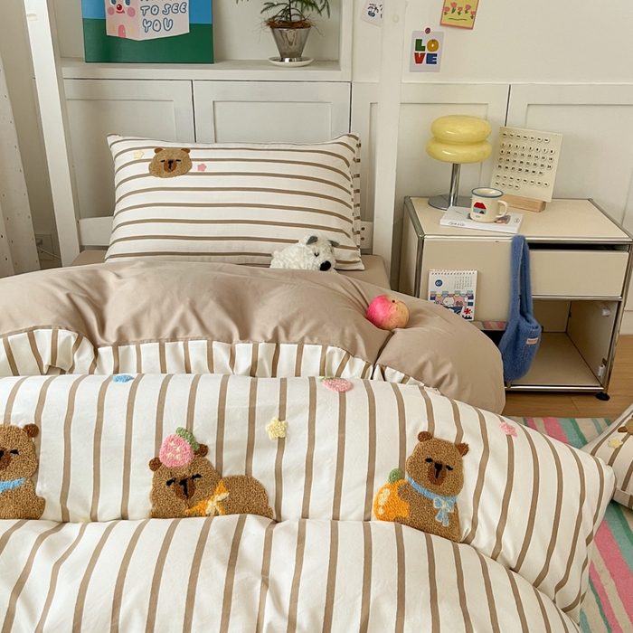 91家纺网 家纺一手货源 找家纺 如一 2025新款A类卡通毛巾绣水洗云朵棉学生宿舍床三件套 卡皮拉