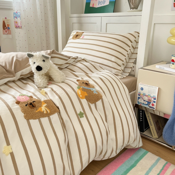 91家纺网 家纺一手货源 找家纺 如一 2025新款A类卡通毛巾绣水洗云朵棉学生宿舍床三件套 卡皮拉