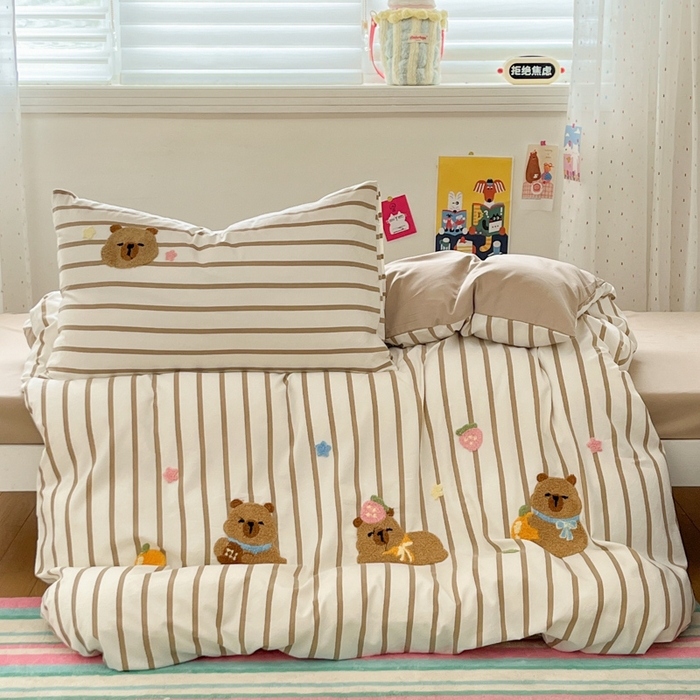 91家纺网 家纺一手货源 找家纺 如一 2025新款A类卡通毛巾绣水洗云朵棉学生宿舍床三件套 卡皮拉