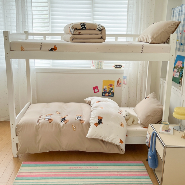 91家纺网 家纺一手货源 找家纺 如一 2025新款A类卡通毛巾绣水洗云朵棉学生宿舍床三件套 腊肠犬