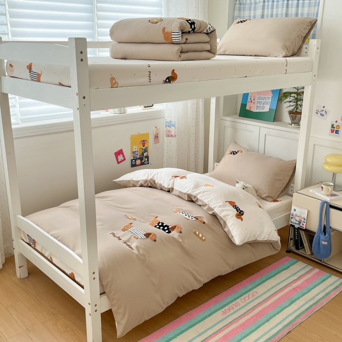 91家纺网 家纺一手货源 找家纺 如一 2025新款A类卡通毛巾绣水洗云朵棉学生宿舍床三件套 腊肠犬